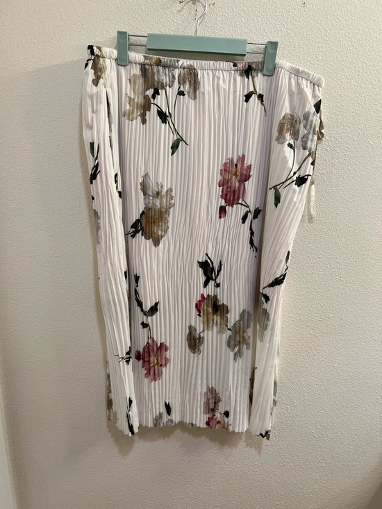 Vince Dresses & Skirts - NWT Vince Wilted Peony Pleated Side Tie Skirt.